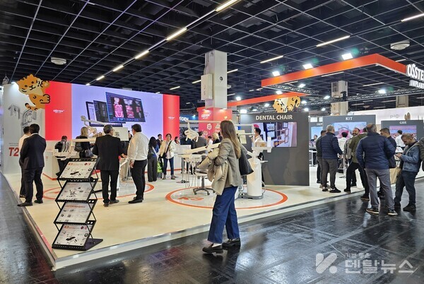 지난 3월 독일 퀼른에서 열린 국제 치과기자재 전시회(IDS 2025)의 오스템임플란트 전시 부스