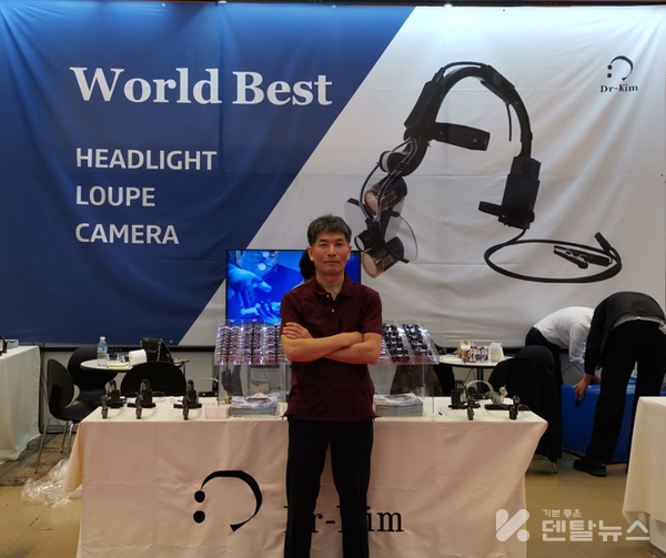 전시회에서의 김기천대표 