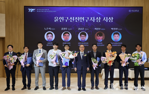 사진 왼쪽 첫번째가  김성훈 교수