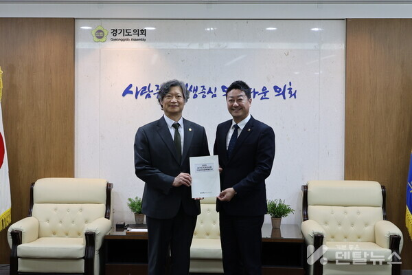 정책제안서 전달 .전성원회장(좌) 김진경의장(우)  