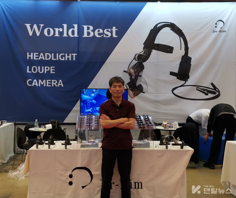 전시회에서의 김기천 대표