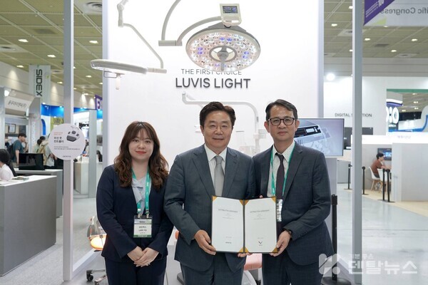 SIDEX2025 행사장을 방문하여 공급 계약을 기념하는 심기봉 대표이사(가운데)와 ART.BIO INTERNATIONAL Co., Ltd. 대표이사 Ms. Yui Lu(좌) & ART.BIO Co., Ltd. 대표이사  Mr. Jeff Cheng(우)