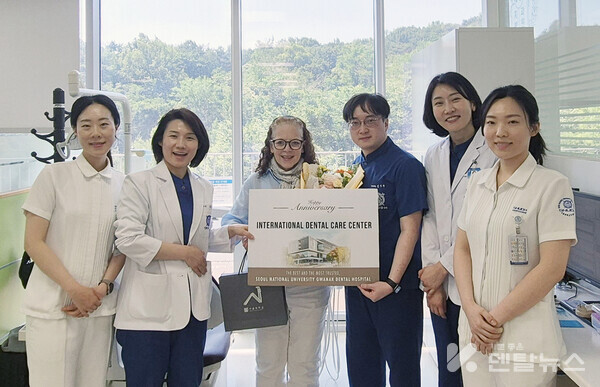 관악서울대학교치과병원 IDS를 제공받은 외국인환자와 함께한 사진 백연화 진료부장(치과보철과 교수, 오른쪽에서 두 번째), 김윤정 교육연구부장(치주과 교수, 왼쪽에서 두 번째), 김웅규 치과보철과 교수(오른쪽에서 세 번째), IDS 전담 치과위생사들과 외국인 환자 babara(왼쪽에서 세 번째)씨 기념촬영 사진