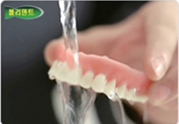 △  (그림 84) 의치의 세척할 때 세면대에 물을 채운 후에 그 위에서 비누나 세재를 칫솔에 뭍혀서 닦아 주어야 한다.