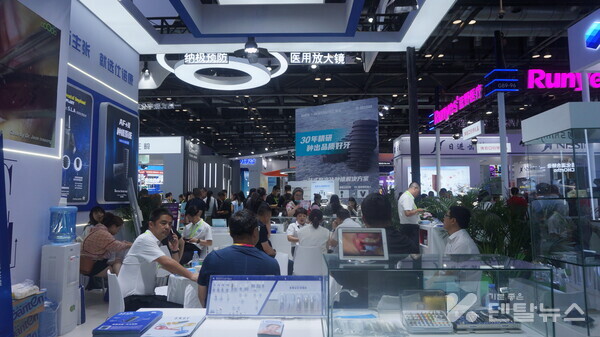 35도 폭염에도 전시부스는 바이어와의 미팅으로 그 열기를 더했다. 