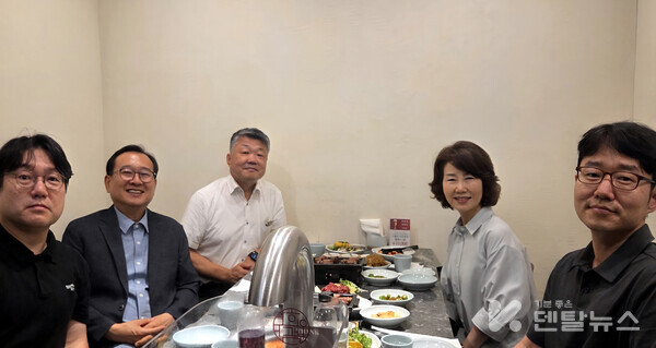 이날 간담회에는 국시연구소 전양현 소장, 최병준 총무를 비롯하여 한국치의학교육평가원 이재일 원장, 한국치과대학ㆍ치의학전문대학원협회 최연희 이사장, 한국치의학교육학회 길윤민 재무이사가 참석했다. 