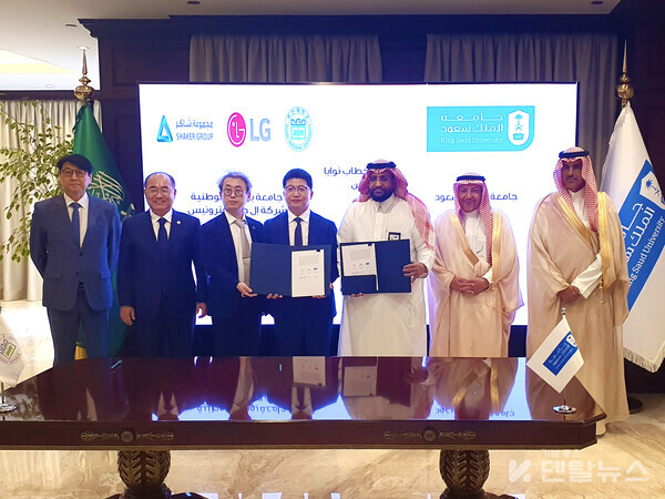 (왼쪽 두 번째부터) 최재원 부산대학교총장, 김현철 부산대치과병원장, 정성운 부산대병원장