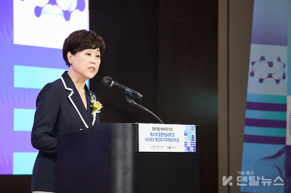   학술대회 개막식에서 인사말을 하고 있는 박정란 회장