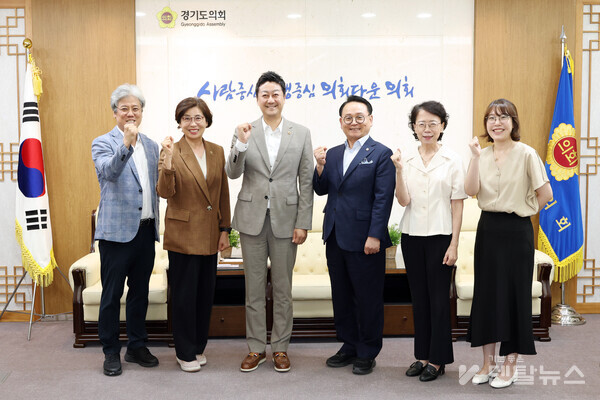 (좌측부터) 임지준(치구협) 회장, 김미숙 경기도의원, 김진경(경기도의회) 의장, 한철수(한국노인복지중앙회) 회장, 조경애(재단법인 돌봄과 미래) 사무처장, 정주아(치구협) 이사