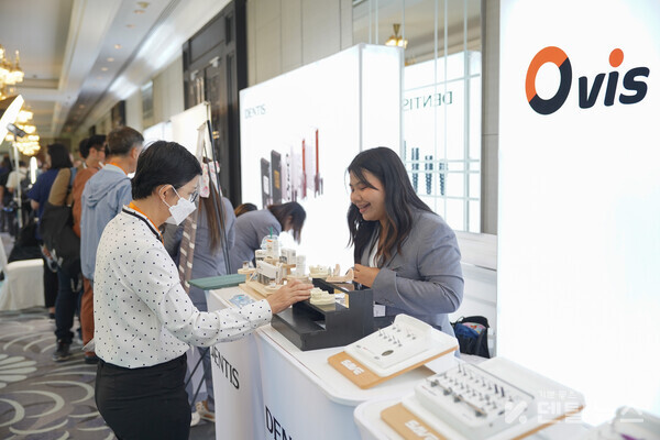 강연장 외부 전시부스에서 덴티스 제품을 소개하고 있다.