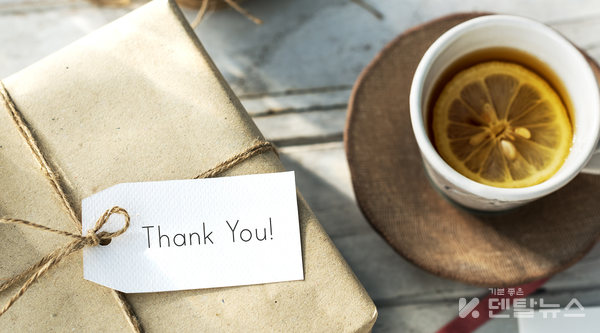 작은 민들레 홀씨가 퍼져서 민들레 밭을 이루듯 어제보다 오늘이, 오늘보다 내일이 더 행복하고 따뜻해질 수 있기를 간절히, 소망한다. 