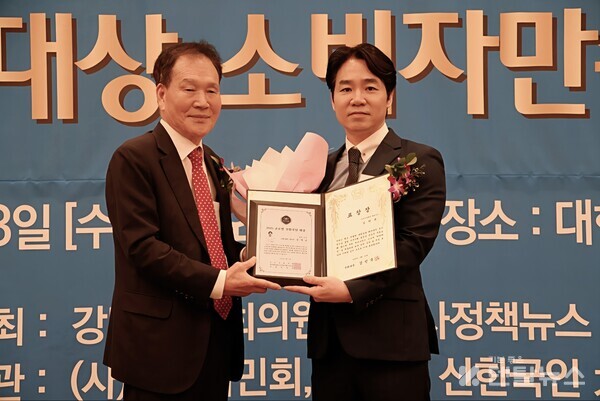 (왼쪽부터) 김상덕 국제한인경제협력회 이사장, 김덕규 제론셀베인 대표-덴탈뉴스-