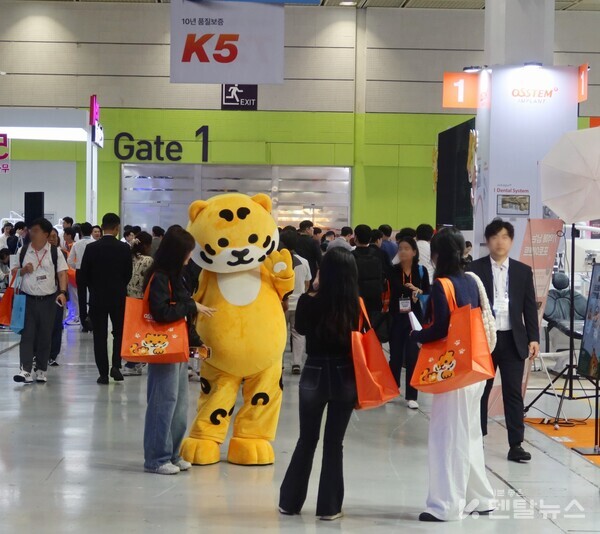 오스템이 올해도 참가기업중 최다부스로 고객들에게 새로운 경험을 선사할 예정이다.덴탈뉴스(사진은 지난해 가맥스)
