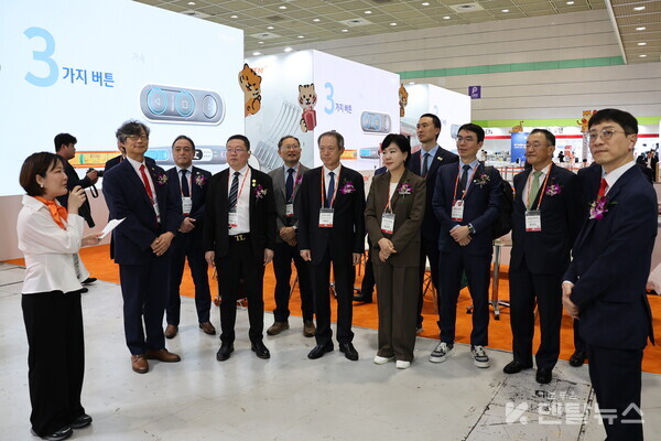 내외빈들이 치과전시장을 순회하고 있다. 덴탈뉴스 