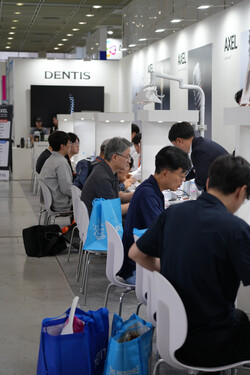 GAMEX2025 덴티스 AXEL 핸즈온 부스