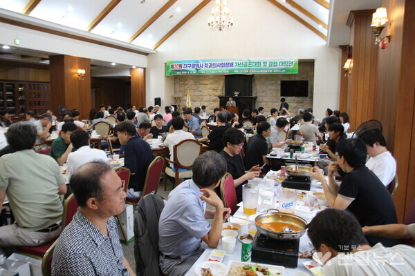 이번 대회를 통해 모금된 성금은 오는 11월 독거노인 및 결손가정 등 겨울나기가 어려운 이웃들에게 연탄을 직접 전달하는 “사랑의 연탄 나눔 운동”에 전액 기부된다. 덴탈뉴스