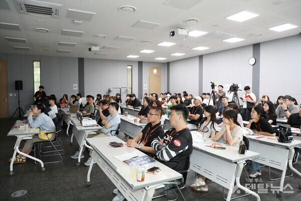 이번 행사는 '치과일상을 즐겁게 하는 디지털 치의학 꿀팁'을 대주제로 치과의사를 포함해 치과위생사, 치과기공사 등 치과인 모두가 즐길 수 있도록 구성했으며 온라인과 오프라인을 통해 동시 진행한다.  덴탈뉴스