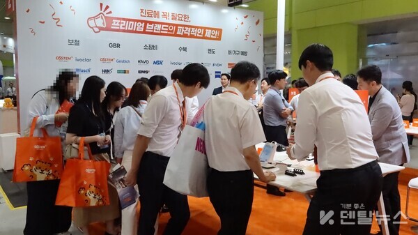 오스템임플란트(대표 김해성)가 기존 틀을 깬 '편하게 즐기는 전시회'라는 형태로 부스를 운영해 업계에 새로운 기준을 제시했다. 덴탈뉴스