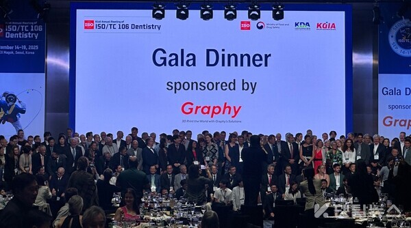 그래피의 셰이프 메모리 얼라이너는 체온에서 발현되는 형상기억(Shape Memory) 특성을 가지고 있어 전 세계 교정계 석학들로부터 교정역사에 한 획을 그을 신기술로 평가받고 있다.