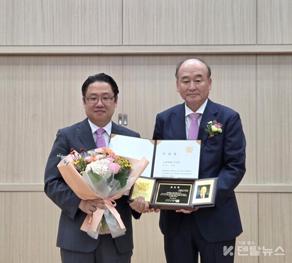 정년토임한 구영 교수(오른쪽)