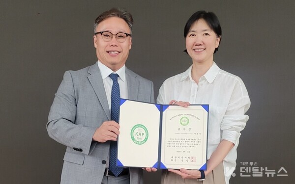 백정원 교수(오른쪽)는 ‘근거 중심의 치근피개술 치료 전략’을 주제로 강의했다. 덴탈뉴스