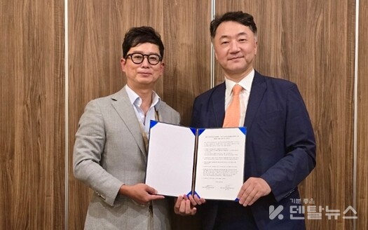 대한구강악안면임플란트학회  황재홍 회장(왼쪽)와 대한구강악안면외과학회 이부규 회장(오른쪽) 이  업무협약(MOU)을 체결했다. 덴탈뉴스