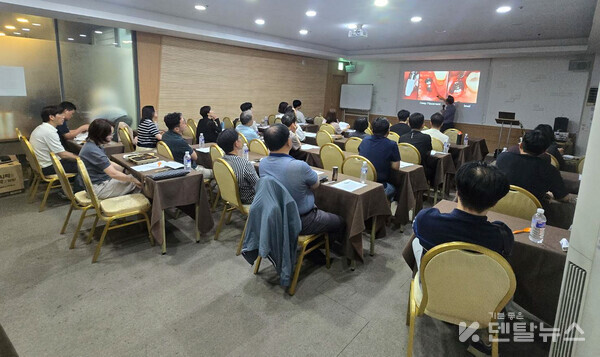 허영구 원장은 네오의 독보적인 콘셉트인 ‘AnyTime Loading’의 핵심 개념을 비롯해 이를 실현하기 위한 ‘CMI Fixation’ 컨셉으로 고정력을 확보하는 방법과 ALX를 통한 즉시식립, 즉시로딩, Early Loading 방법을 공유했다. 덴탈뉴스 