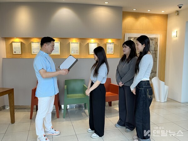 이재윤 원장(왼쪽) 은 2008년부터 현재까지 매년 장학금을 기부해 오고 있다. 덴탈뉴스