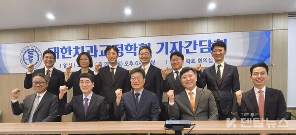 이날 간담회에는 김정기 회장, 유형석 차기 회장, 안석준 차기 수석부회장, 임중기 부회장, 차정열 부회장, 안윤표 재무이사, 황동현 경영연구이사, 이춘봉 사업이사, 조진형 학술이사, 김영석 홍보이사가 참석했다. 덴탈뉴스