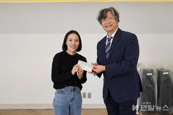 영광의 메달리스트를 차지한  최인선 회원(왼쪽), 전성원 회장 (오른쪽) 덴탈뉴스