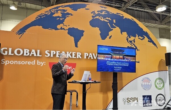 윤정호 (전북치대) 국제이사는 10월 16일(목) Global Speaker Pavilion 세션에서 KAP 대표연자로 초청되어, ‘Biofluorescence-Guided Precision Biofilm Management in Peri-implantitis’를  주제로 강연을 진행했다. 덴탈뉴스