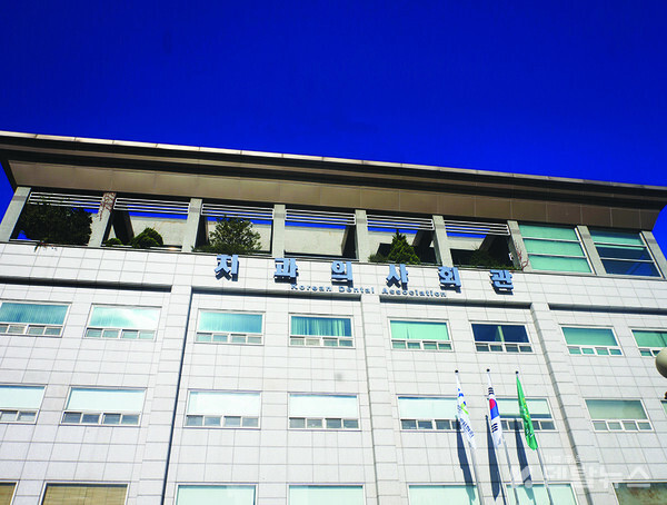 이번 개정안은 의료기사가 의사 또는 치과의사의 ‘지도’ 아래 업무를 수행하도록 한 현행 규정을 ‘지도 또는 처방·의뢰에 따라’로 변경하는 내용을 담고 있다. 덴탈뉴스 