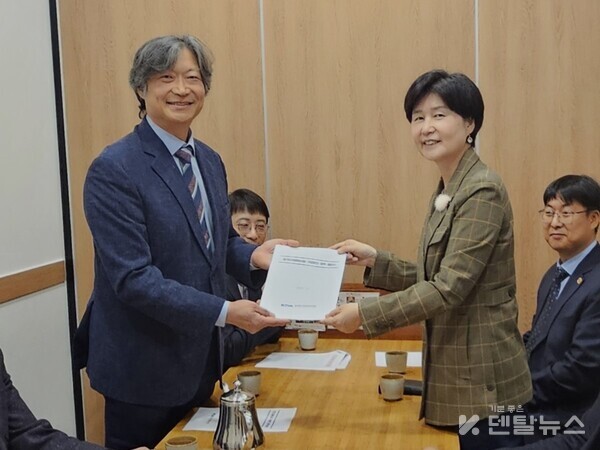 전성원회장(왼쪽)과 백혜련의원(오른쪽) 이 정책제안서를 전달했다. 덴탈뉴스 