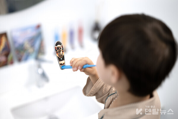덴티스토리는 양치 중에도 캐릭터를 볼 수 있어 양치를 거부하던 아이도 적극적으로 참여한다