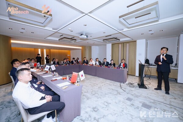 김남윤 원장은 ‘임플란트 합병증의 위험 요소 평가 및 유지관리치료에 대한 필요성‘을 주제로 발표했다. 덴탈뉴스