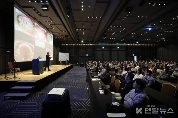 SMA는 구강 내 체온에서 활성화되는 형상기억기능을 통해 치아에 정밀하게 밀착되고, 장시간 착용 시에도 일정한 교정력이 유지되며 일정하고 지속적인 힘을 전달하여 예측 가능한 치아이동을 실현한다. 덴탈뉴스