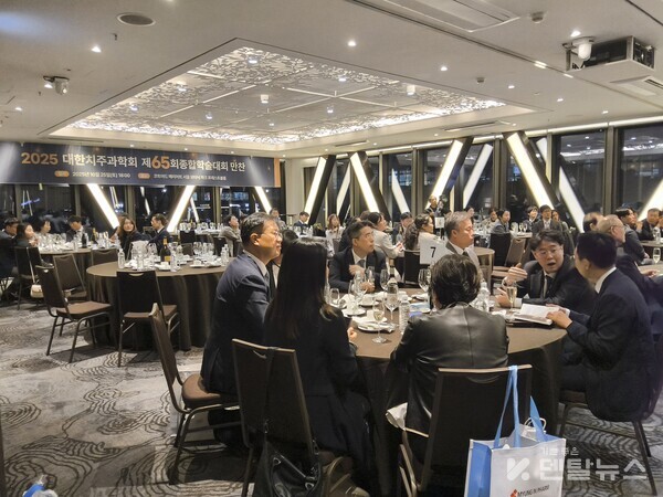 학술대회 전날 만찬에서  설양조 회장은 치주과학회학회지(JSP)가 임팩트 팩트 3.4를 획득하는 성과를 올렸다고 발표했다.덴탈뉴스