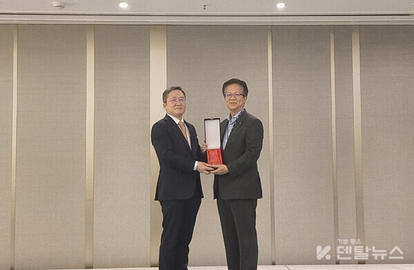 대한치주과학회 설양조 회장(왼쪽)이  오스템임플란트 최규옥회장(오른쪽)에게 감사패를 전달했다. 덴탈뉴스