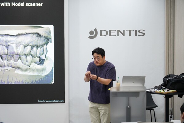 김세웅 원장이 실전 임상 사례를 중심으로 강연을 진행했다. 강의에서는 Biologic width 손상 시 발생하는 연조직 문제 대응, Emergence Profile 실패로 생기는 black triangle, 어버트먼트 위치와 각도에 따른 진지바 반응, Stock과 Custom abutment 선택 기준과 실전 적용 사례에 대해 설명했다. 덴탈뉴스