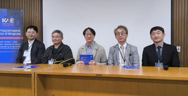 이번학술대회를 끝으로 이우철 회장(가운데)에서 김현철 회장으로 집행부가 바뀐다. 덴탈뉴스 