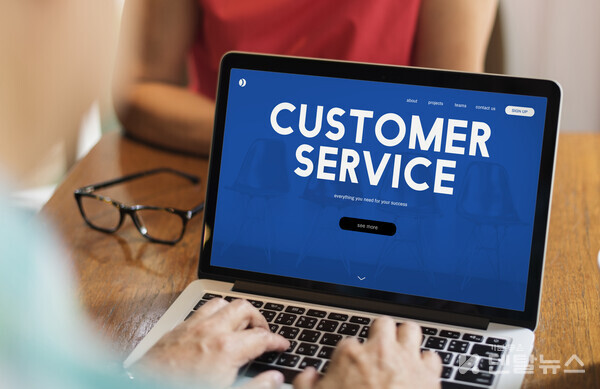 서비스업은 제조업과 달리 서비스가 판매되는 상황이 고객과 함께 있는 현장에서 소비된다. 고객의 눈으로 확인되며 재고가 발생하지 않는 '동시성'이 중요한 이슈가 된다. 덴탈뉴스