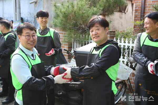 박원길 광주광역시치과의사회회장(왼쪽)과 대구광역시치과의사회 박세호회장(오른쪽)