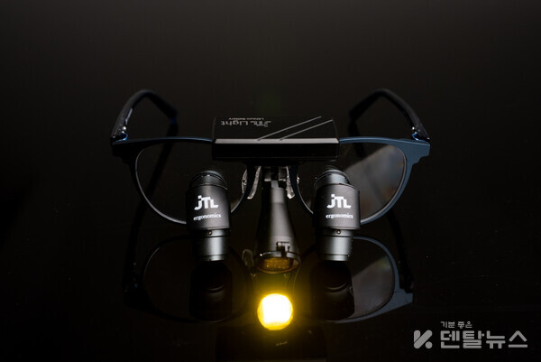 이번 신제품 ‘Ergo Pro 편향 루페’는 단순한 시야 확대를 넘어, 장시간 진료 시 치과의사의 목·어깨·척추에 가해지는 부담을 줄이고 보다 중립적인 자세를 유지하도록 돕는 인체공학적 설계를 적용한 것이 특징이다. 덴탈뉴스