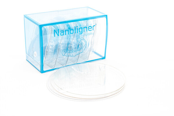 나노라이너는 불필요한 셋업을 줄이면서도 효율적인 치아이동을 이뤄냈다.교정과 전문의가 증례에 따라 Rigid sheet와 Super elastic(3-layer) sheet를 구분 적용해 단계별 힘을 정밀하게 조절, 각 단계에서 필요한 힘의 크기와 방향을 세밀하게 설계한다. 덴탈뉴스